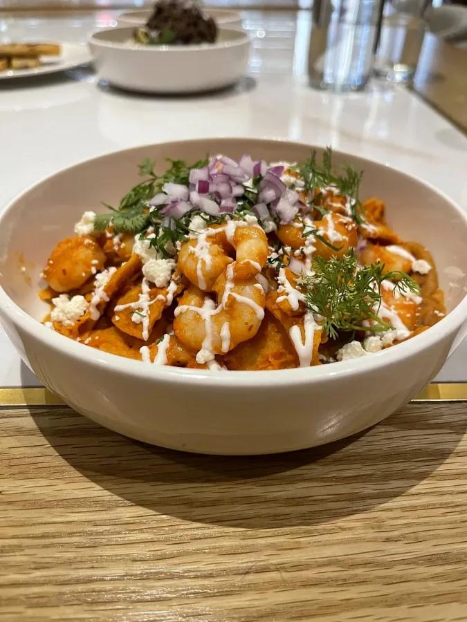 Chilaquiles rojos con camarón