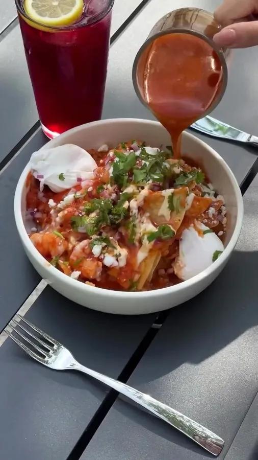 Chilaquiles rojos con camarón