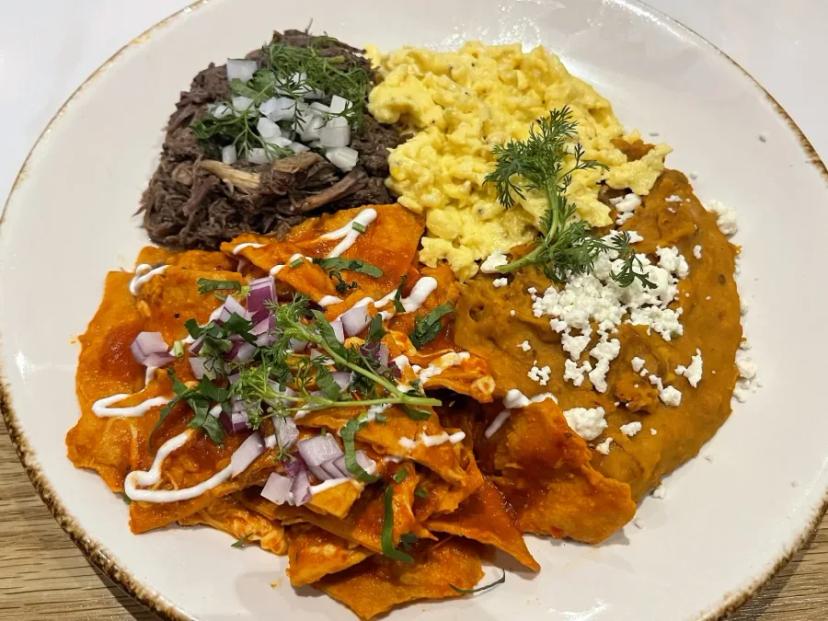 Chilaquiles rojos con camarón