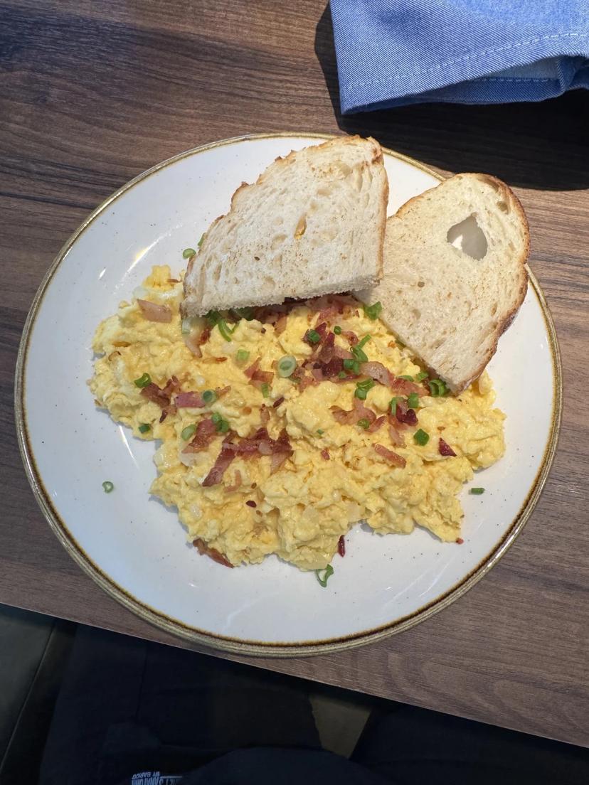 Huevos revueltos estilo francés