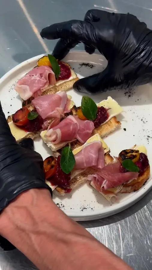 Toast de prosciutto y queso brie