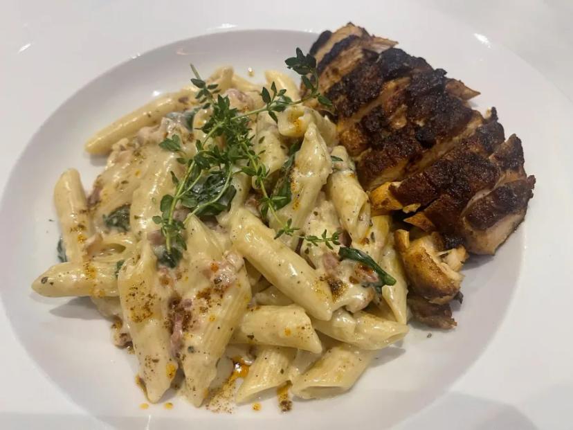 Pasta cremosa con pechuga de pollo