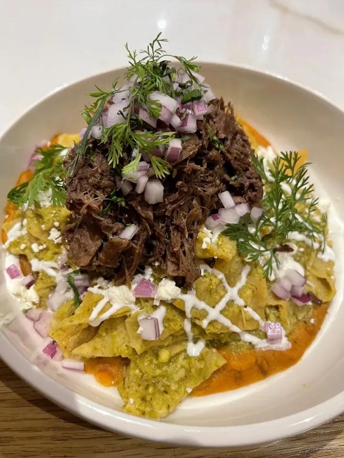 Chilaquiles verdes con cabeza