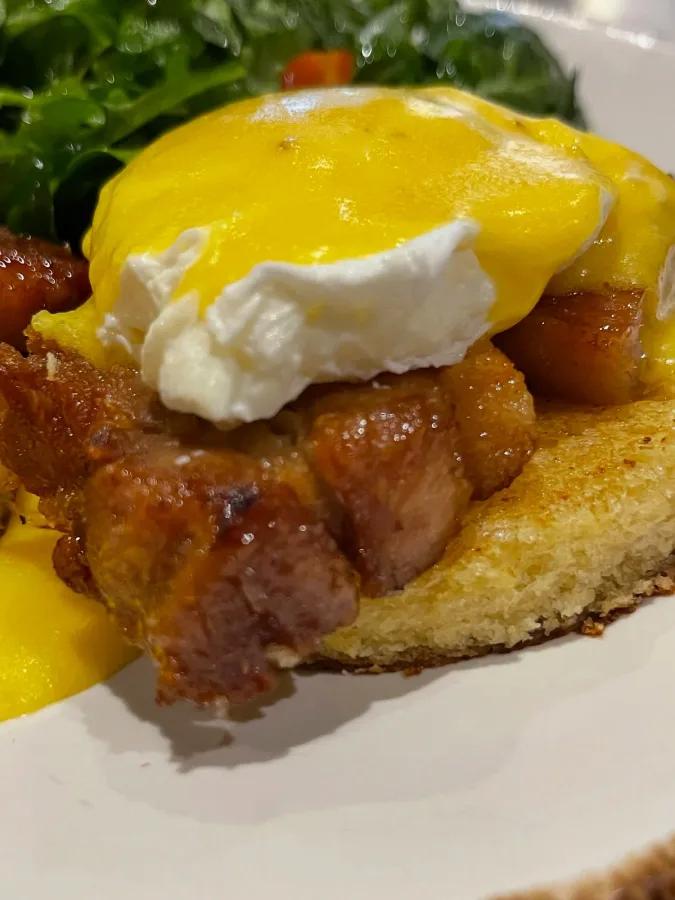 Huevos benedictinos con panceta glaseada