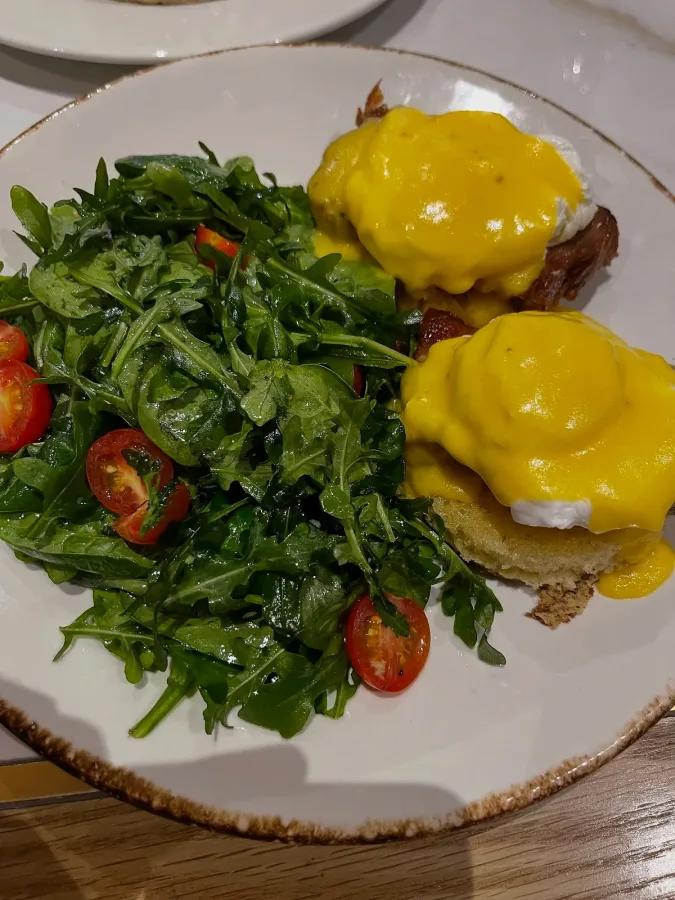 Huevos benedictinos con panceta glaseada
