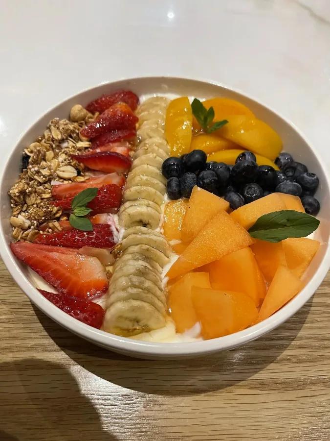 Yogurt con fruta y granola